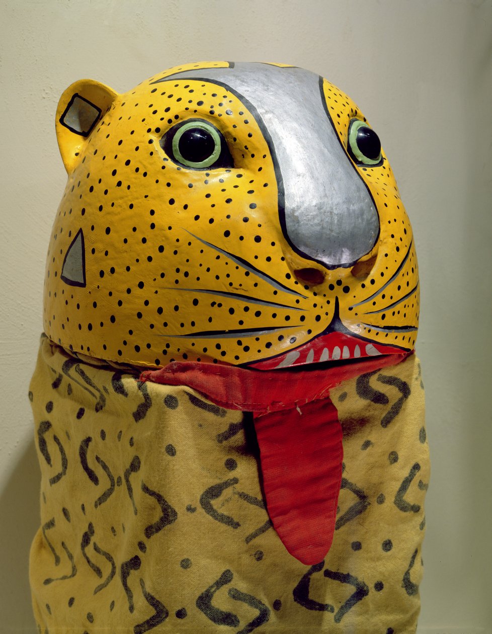 Maske af Jaguar (malet træ og stof) af Mexican School