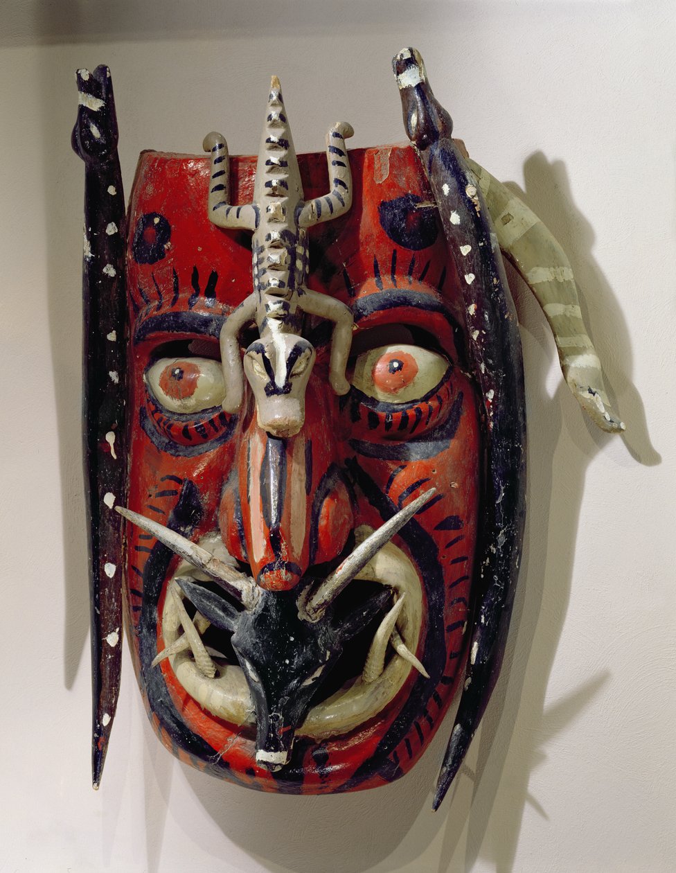 Maske af en hjort brugt af Mayo-befolkningen i Sonora- og Sinalo-staterne i Mexico til Dance of the Deer eller Pascola (malet træ) af Mexican School