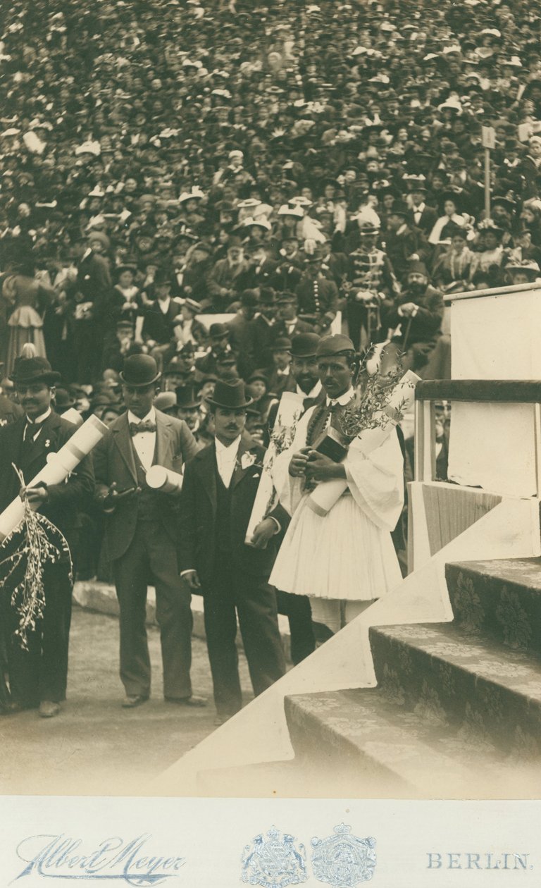 OL, 1896; Spyros Louis bliver fotograferet sammen med andre olympiske sejre under med ... af Meyer Albert