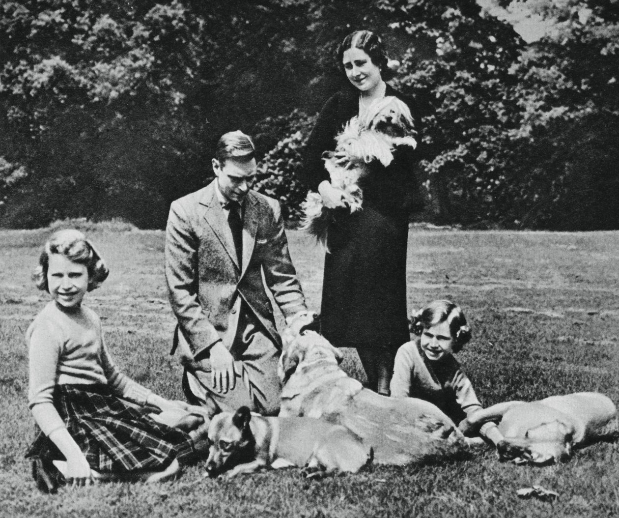 Kongelig familie som en glad gruppe af hundeelskere, 1937. af Michael Chance