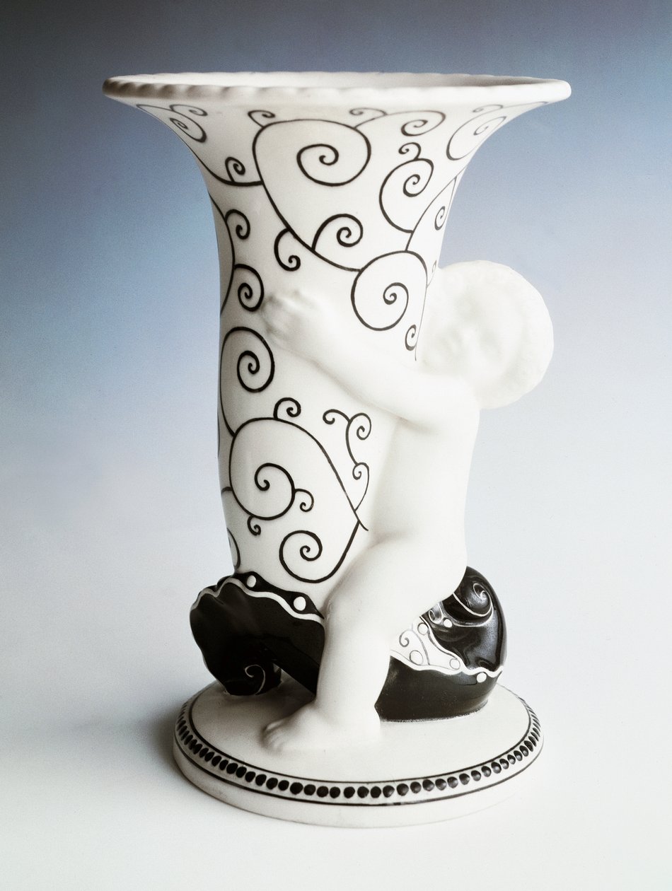 Vase med sort dekoration, kegleformet krop holdt af en kerub, Vereinigte Wiener Und Gmundner Keramik, Østrig, 20. århundrede (hvidt emaljeret lertøj) af Michael Powolny