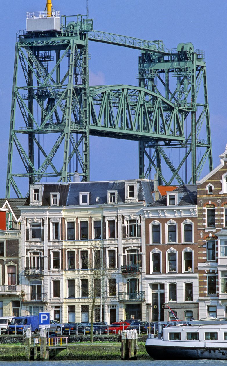 Havnen i Rotterdam, Holland (Holland) er den første europæiske havn og ligger ved udmundingen af Meuse og Rhinen. af Michel Denance
