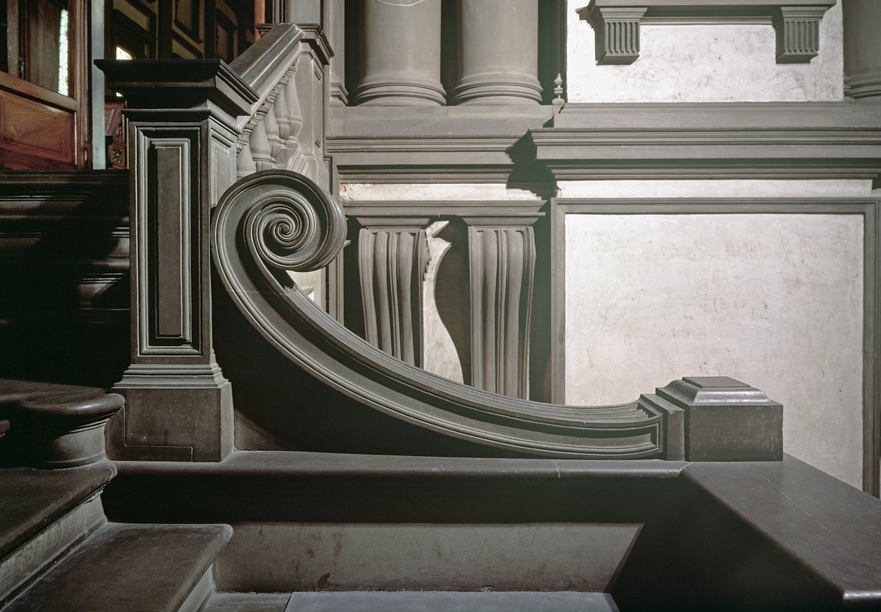 Entré, detalje af trappen designet af Michelangelo i 1524-34 og færdiggjort i 1559 af Bartolomeo Ammannati 1511-92 foto af Michelangelo Buonarroti