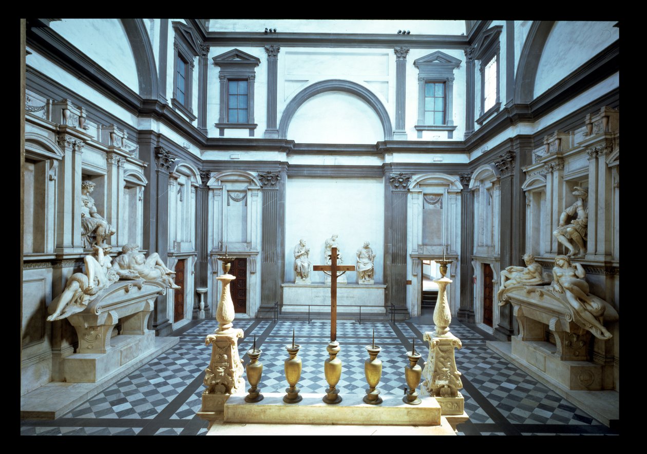 Udsigt over interiøret designet af Michelangelo Buonarroti (1475-1564), der viser Medici-gravene af Lorenzo, hertug af Urbino (1492-1519) (l) og Giuliano, hertug af Nemours (1479-1516) (r), 1520-24 og 1530 af Michelangelo Buonarroti