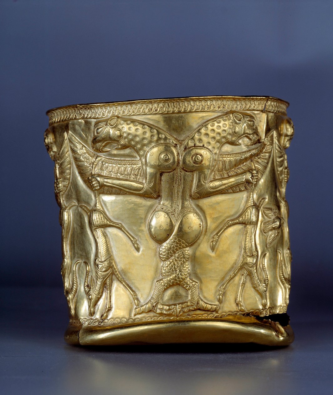 Ancient Art Oriental: Electrum-kop, der repræsenterer et monster med sammenflettede drivhuse, omkring 1200 f.Kr. Fra det nordlige Iran. Paris, Musée du Louvre af Middle Elamite Period