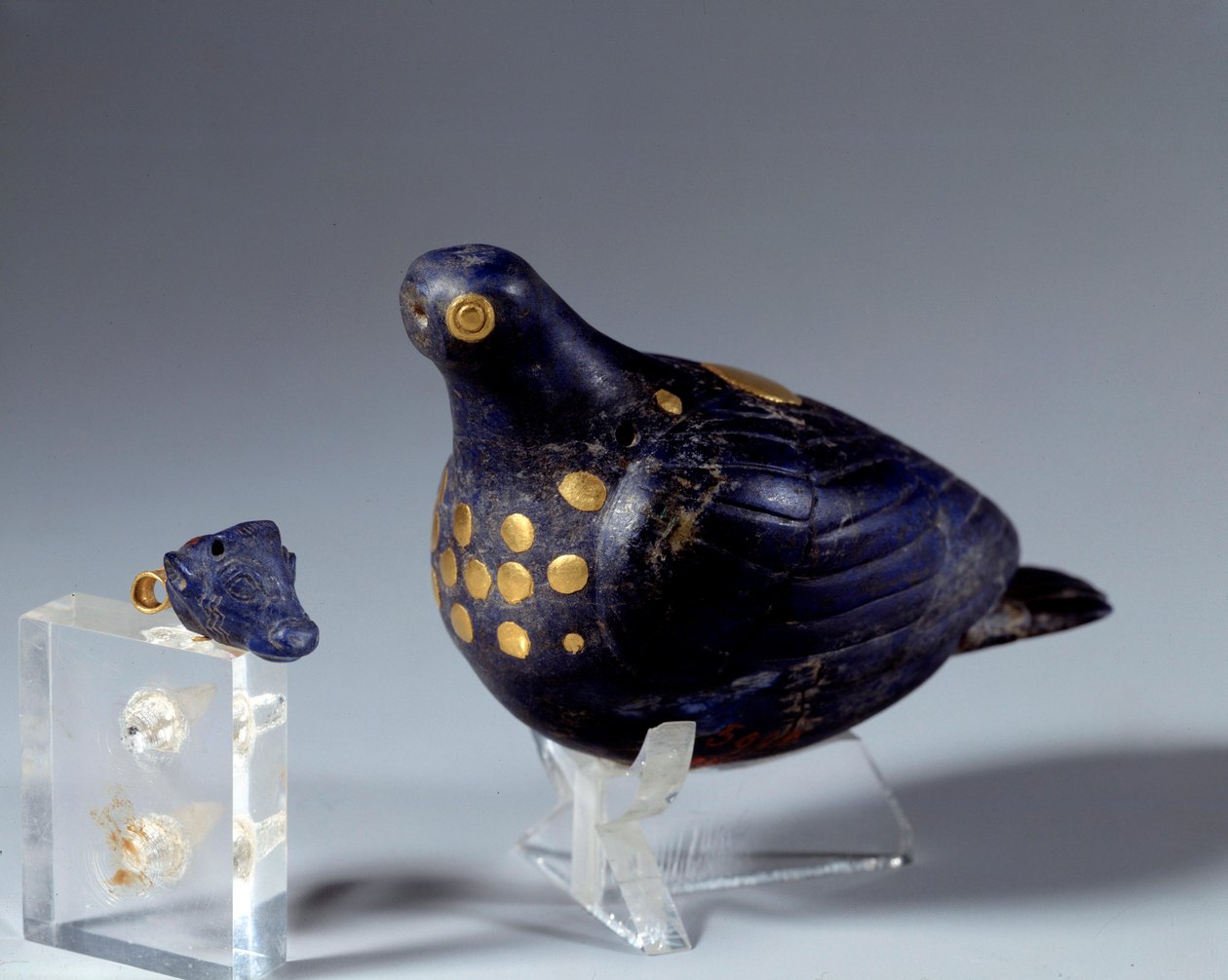 Østlig antikvitet: due i lapis lazuli (lapis lazuli) og guld. Fra Susas hjemmeside. Medio-elamit periode (Iran). 1200 f.Kr. Paris, Louvre-museet af Middle Elamite Period