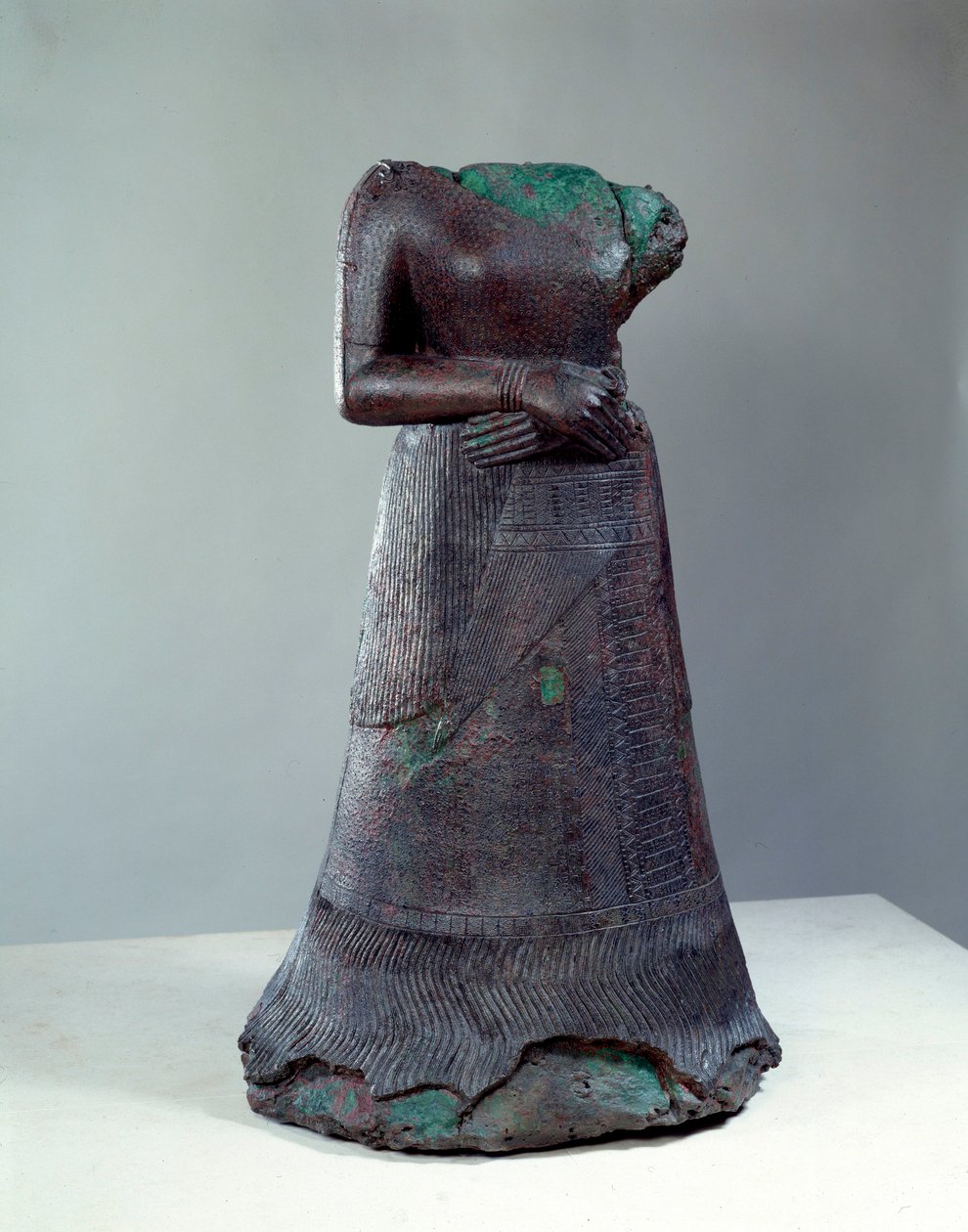 Elamitisk civilisation: bronzestatue af dronning Napir Asu med elamitindskrift. 1250 f.Kr. Fra stedet i Susa, Iran. Søn 1,29x0,73 m Paris, museum du Louvre af Middle Elamite Period