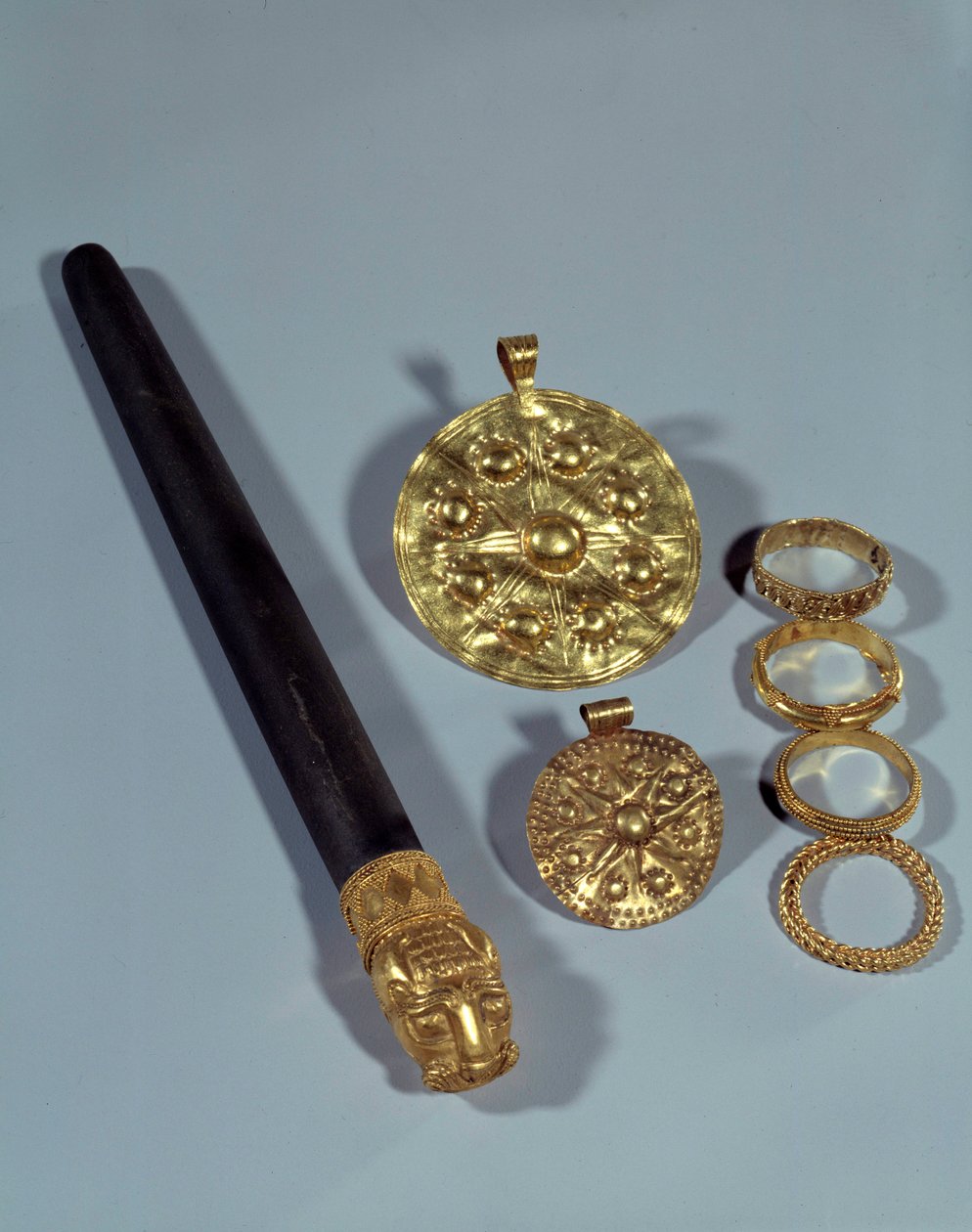 Slibesten og granuleringsringe. Fra stedet Susa, Iran sydvest. 1150 f.Kr. Paris, Louvre-museet af Middle Elamite Period