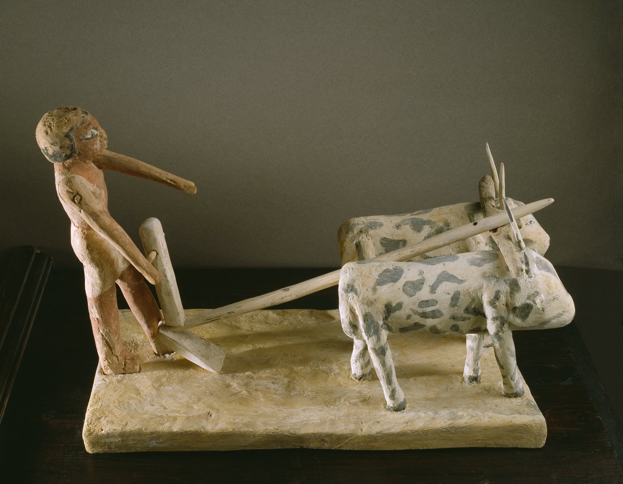 Begravelsesmodel af en plovmand, der leder sin plov tegnet af to okser (malet træ) af Middle Kingdom Egyptian