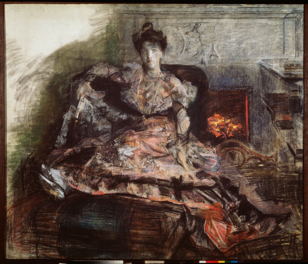 Efter koncerten - Portræt af N Zabela-Vrubel ved pejsen i en kjole designet af Vrubel (Foran pejsen i en kjole designet af Vrubel) )-O af Mikhail Aleksandrovich Vrubel