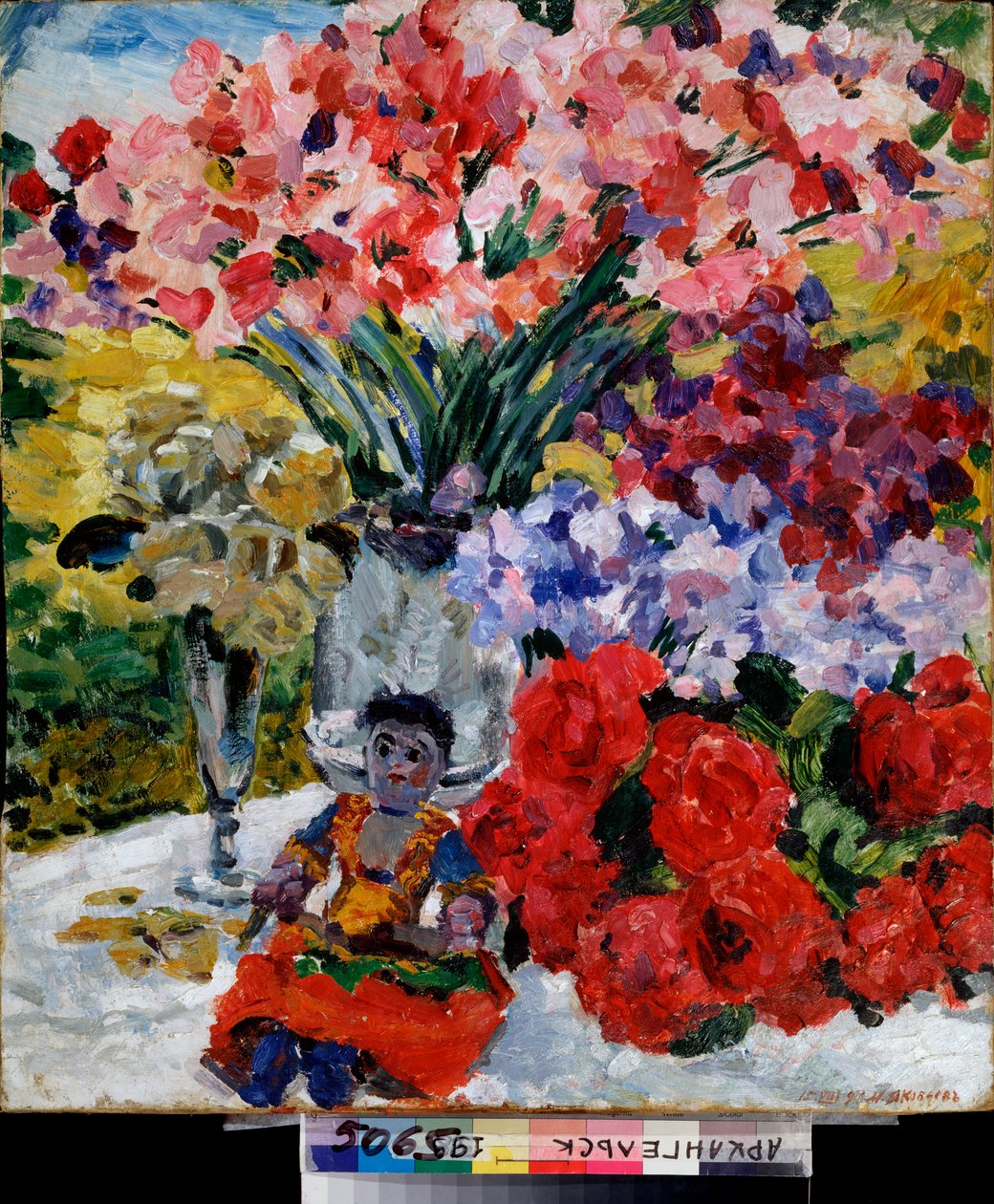 Blomster og en dukke - Maleri af Mikhail Nikolayevich Yakovlev (1880-1942), olie på lærred af Mikhail Nikolayevich Yakovlev