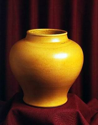 Krukke dekoreret med brillant gul emalje, slutningen af det 16. århundrede (porcelæn) af Ming Dynasty Chinese School