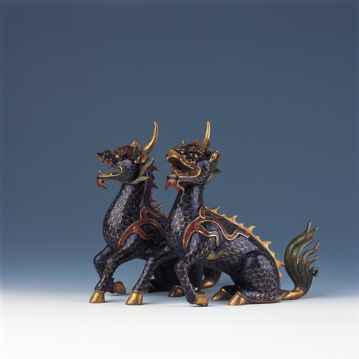 Et par siddende qilin (cloisonne emalje & forgyldt bronze) af Ming Dynasty   Wanli Period Chinese School