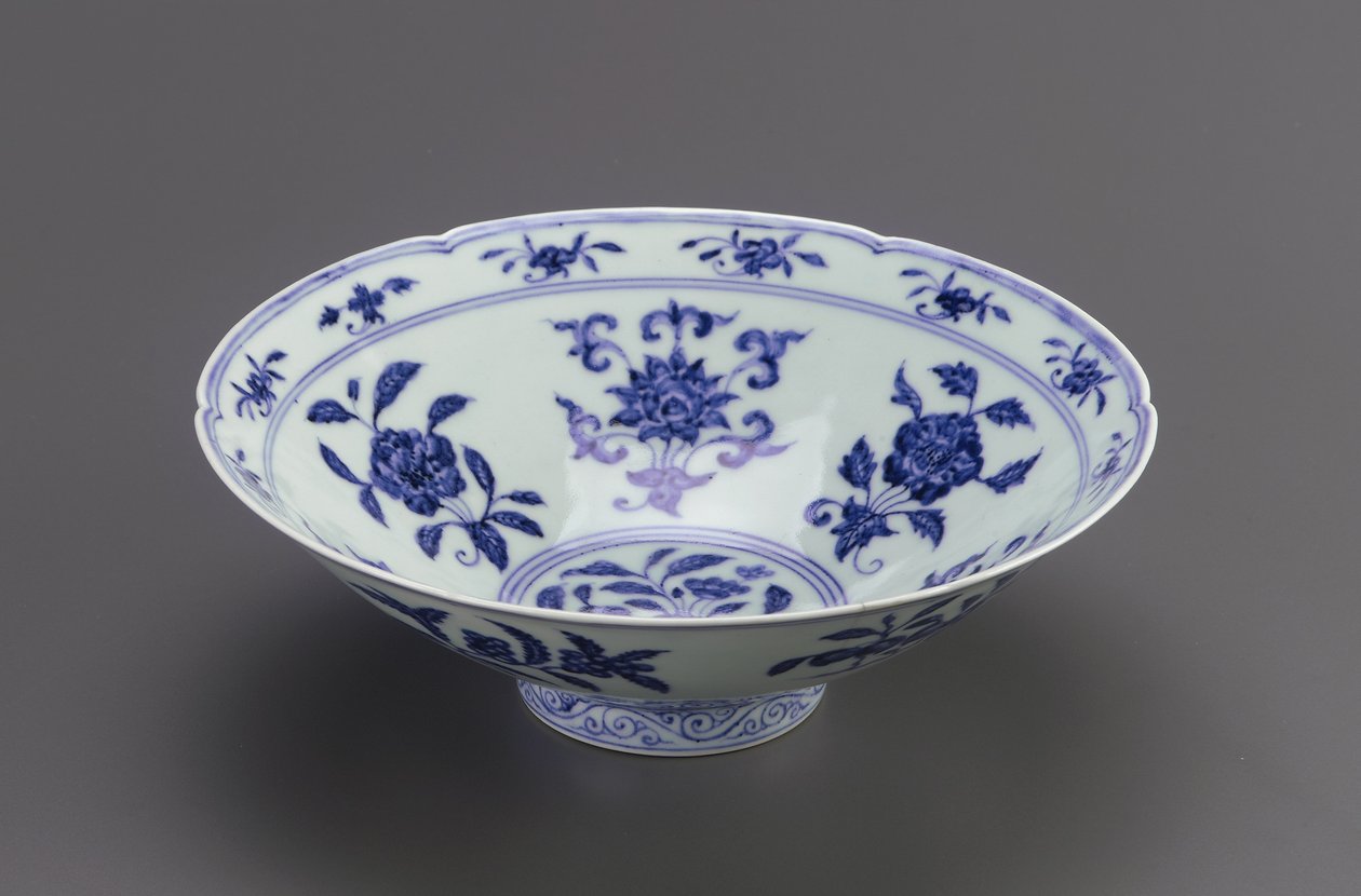Skål med koniske sider og foliated rand, Jingdezhen, Jiangxi-provinsen, 1426-35 (porcelæn med koboltpigment under klar farveløs glasur) af Ming Dynasty Chinese School