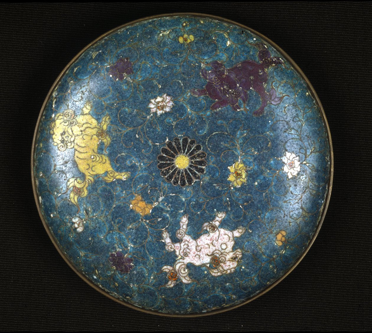 Tallerken i kobber og cloisonne emalje, Ming periode (1368 - 1644). af Ming Dynasty Chinese School