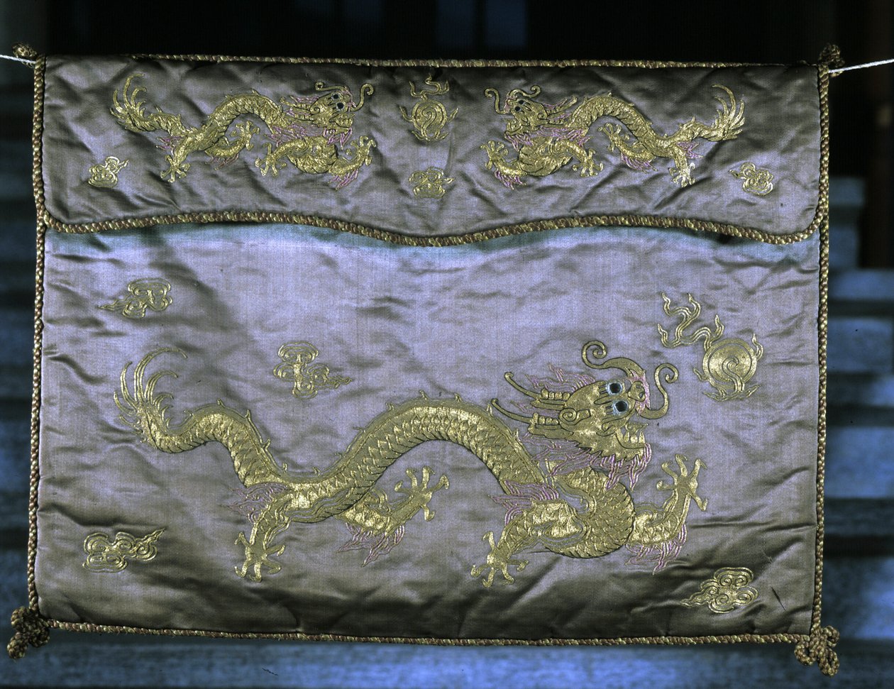 Silkestof med guldmotiver forestillende drager, Ming-perioden (1368 - 1644). af Ming Dynasty Chinese School