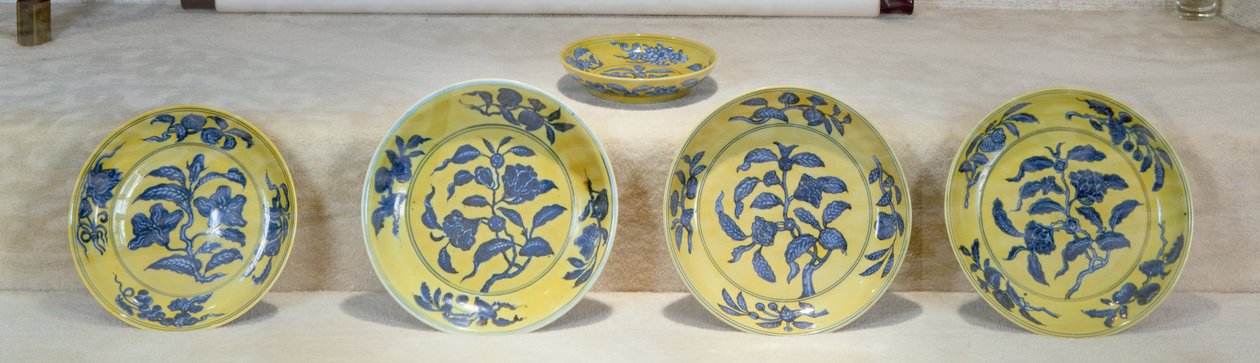 Gule bundfade malet i underglasur blå, Ming-dynastiet (keramik) af Ming Dynasty Chinese School