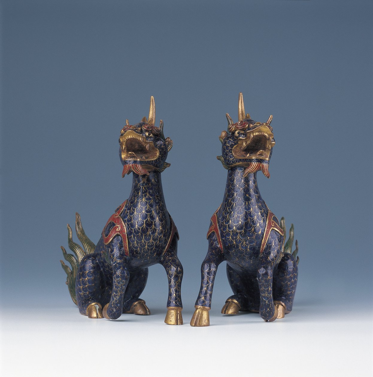 Et par siddende qilin (cloisonne emalje & forgyldt bronze) af Ming Dynasty   Wanli Period Chinese School
