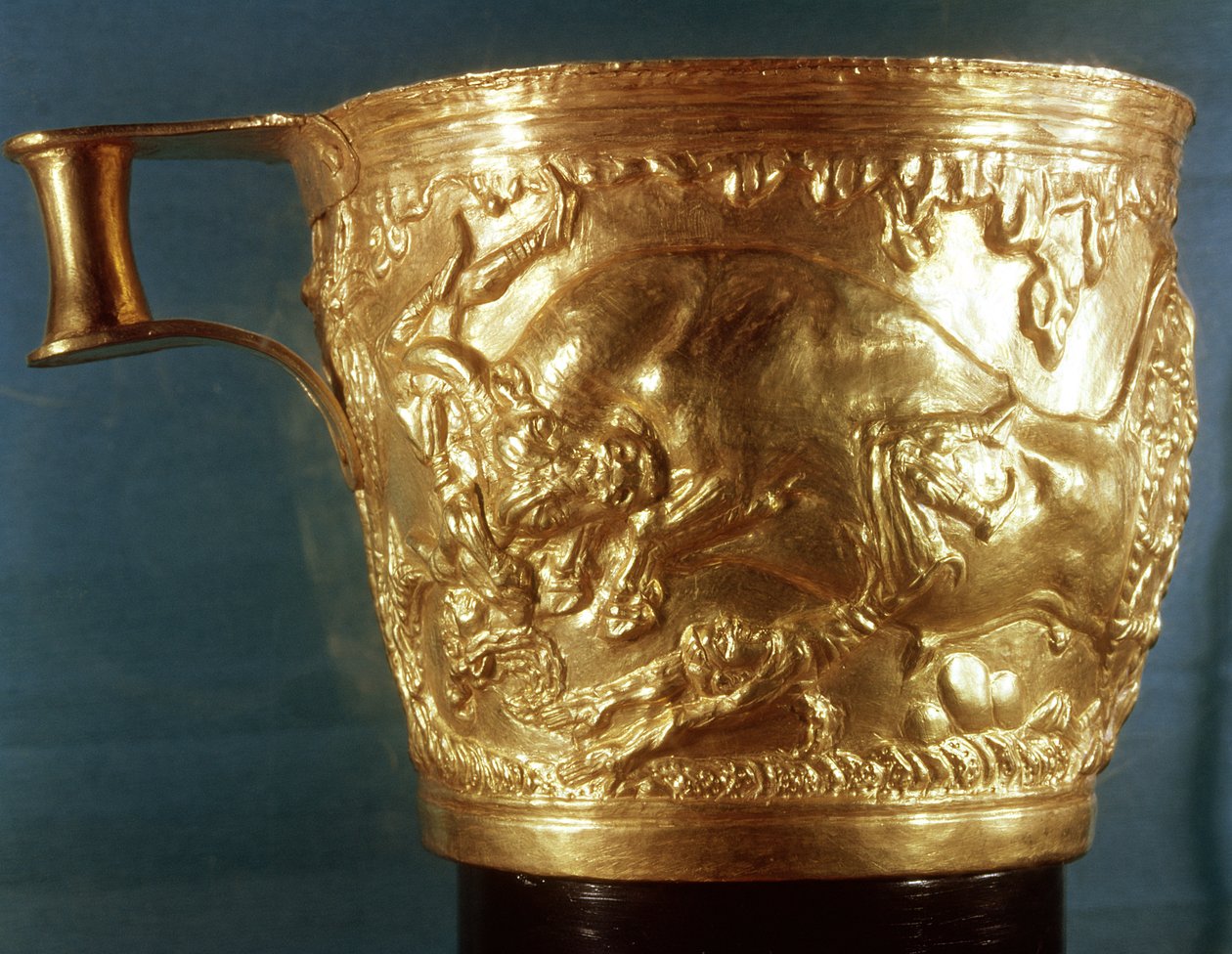 Kop, der forestiller en opladningstyr, fundet i Vaphios kongegrav, Sparta, sen minoiske I, ca. 1500 f.Kr. (guld) af Minoan