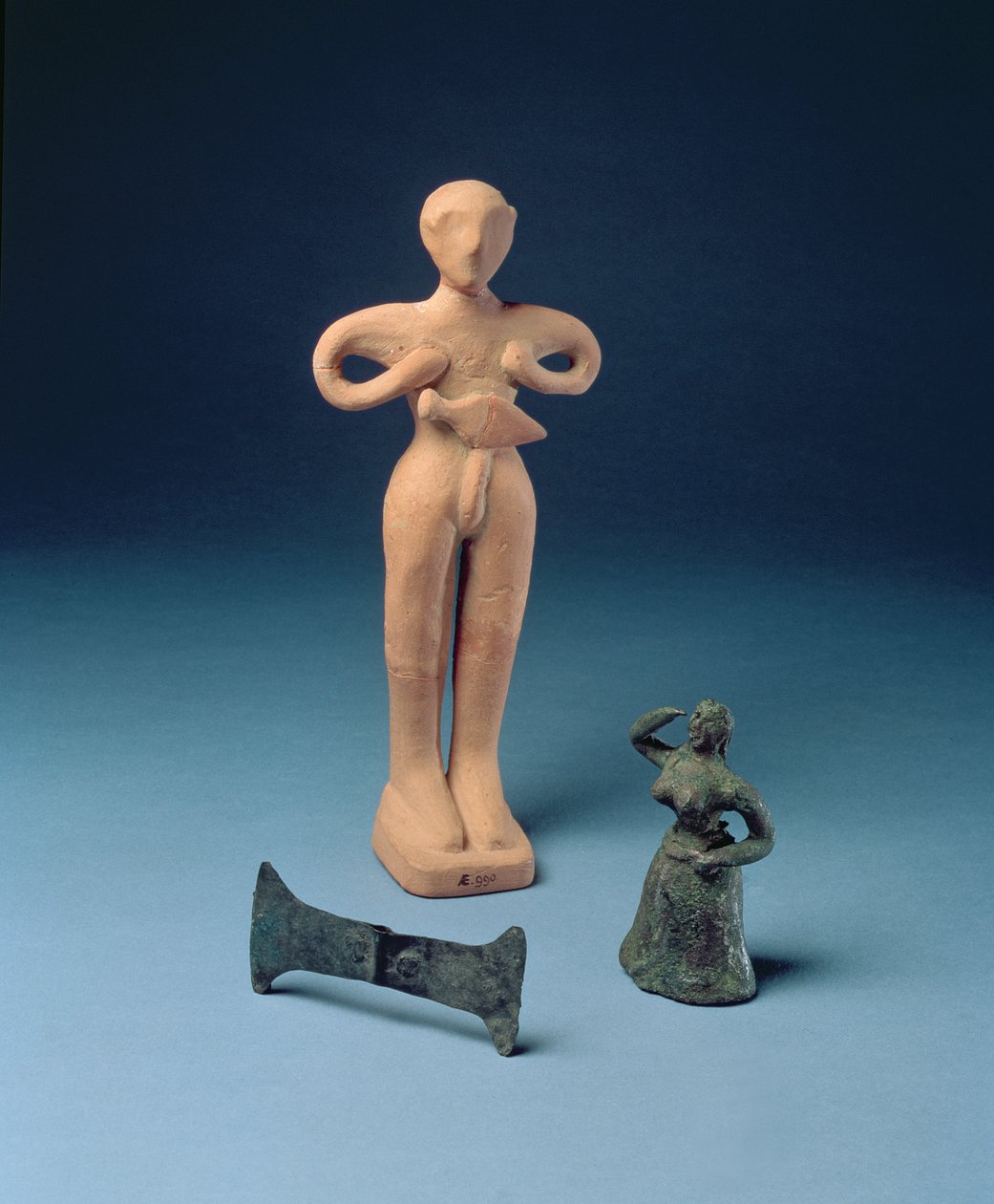 Dobbelt øksehoved og to figurer fra Knossos, senminoisk, ca. 1500 f.Kr. (fra venstre mod højre bronze, terracotta og bronze) (se også 419819) af Minoan