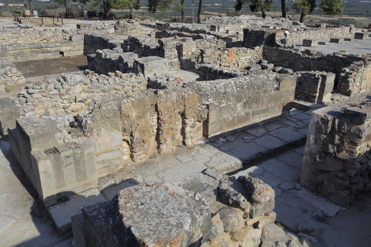 Minoisk arkæologisk sted Phaistos. Nordøstkompleks. Kompleks med fire værelser, der støder op til det gamle palads. Disse rum blev brugt til at opbevare værdifulde rituelle kar. Den berømte "" Phaistos-skive"" med hieroglyfisk skrift blev fundet her sammen af Minoan
