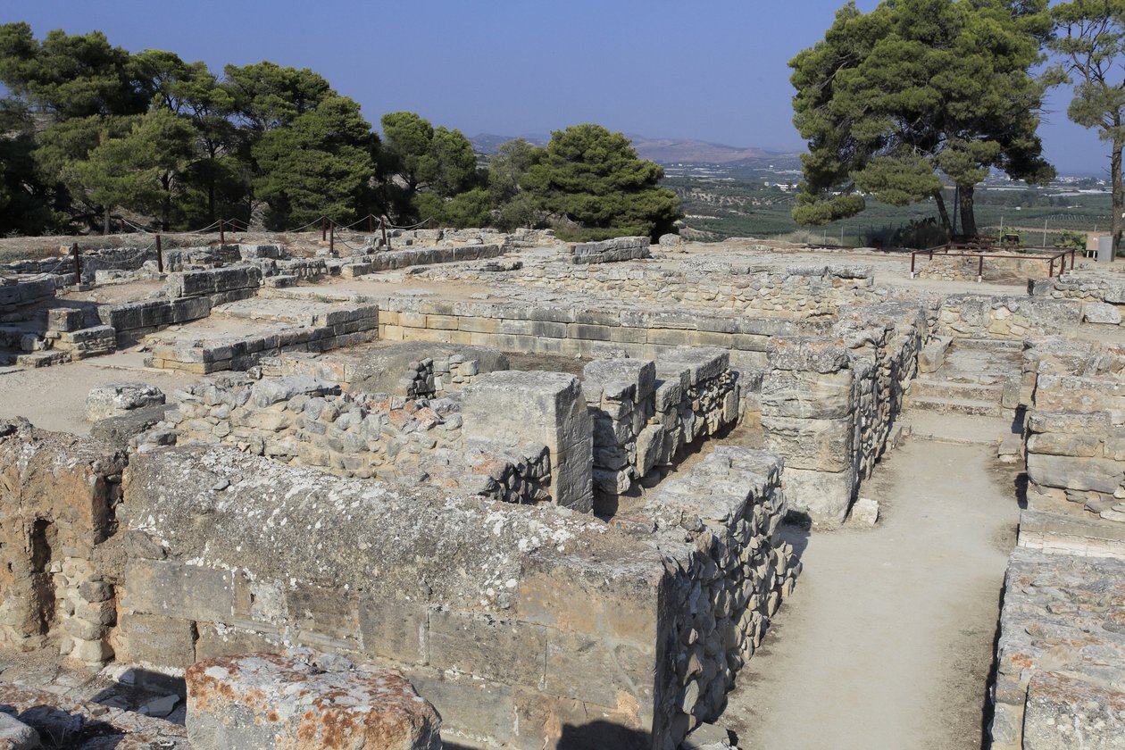 Minoisk arkæologisk sted Phaistos. Nordøstkompleks. Kompleks med fire værelser, der støder op til det gamle palads. Disse rum blev brugt til at opbevare værdifulde rituelle kar. Den berømte "" Phaistos-skive"" med hieroglyfisk skrift blev fundet her sammen af Minoan