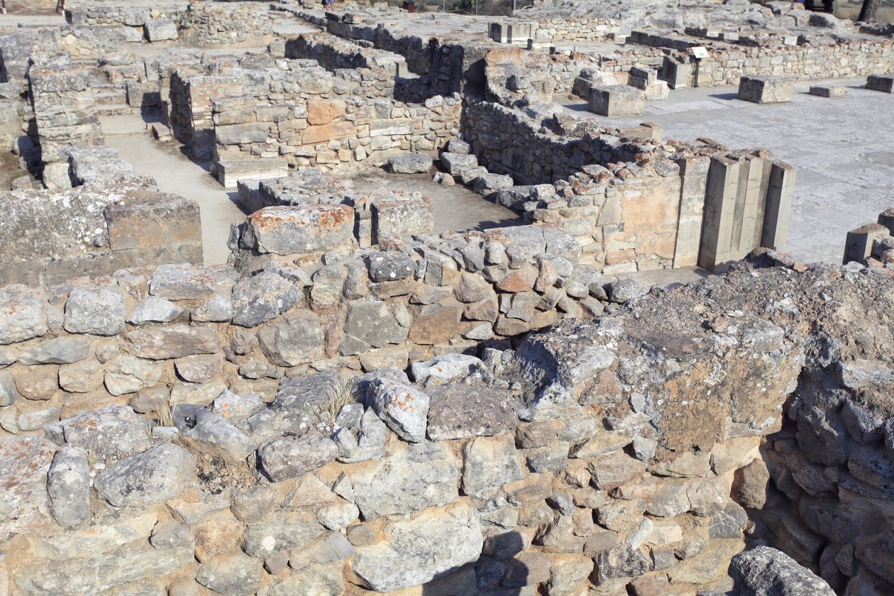 Minoisk arkæologisk sted Phaistos. Nordøstkompleks. Disse rum blev brugt til at opbevare værdifulde rituelle kar. Den berømte "" Phaistos-skive"" med hieroglyfisk skrift blev fundet her med andre lertavler indskrevet i lineær A. Der er også Potter af Minoan