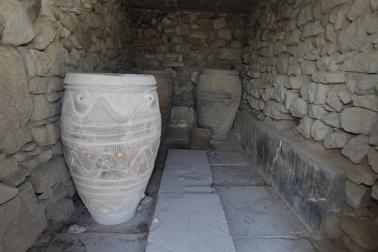 Det minoiske arkæologiske sted Phaistos. Magasinet for de gigantiske pithoi (opbevaringskrukker). Disse krukker er dekoreret med skive- og rebmønstre i relief. af Minoan