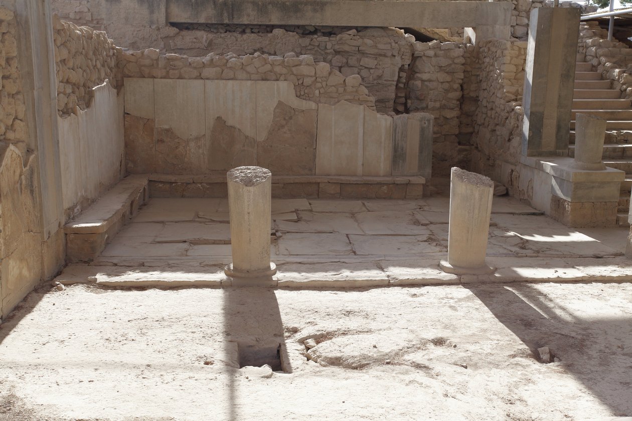 Det minoiske arkæologiske sted Phaistos. Dronningens Megaron (dvs. dronningens lejligheder). Den sydligste af "" Royal Apartments of Phaistos. Gulvet var belagt med gipsplader og rød puds, der fyldte mellemrummet. Gips blev også brugt til thr benc af Minoan
