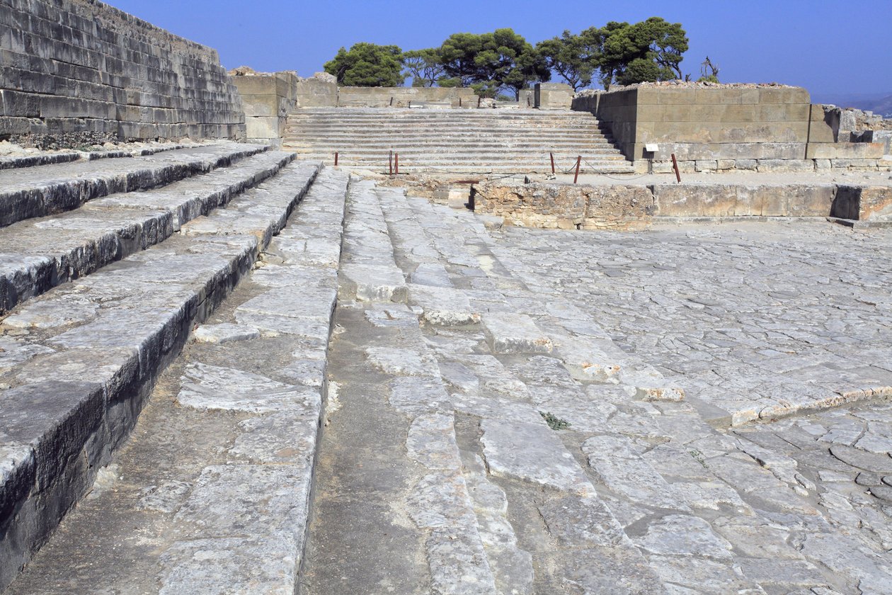 Det minoiske arkæologiske sted Phaistos. Den vestlige gård og teaterområdet. Stor brolagt domstol foran facaden og den centrale indgang til paladset (1900 -1700 f.Kr.). Denne domstol spillede en vigtig rolle i indbyggernes liv. Ved foden af af Minoan