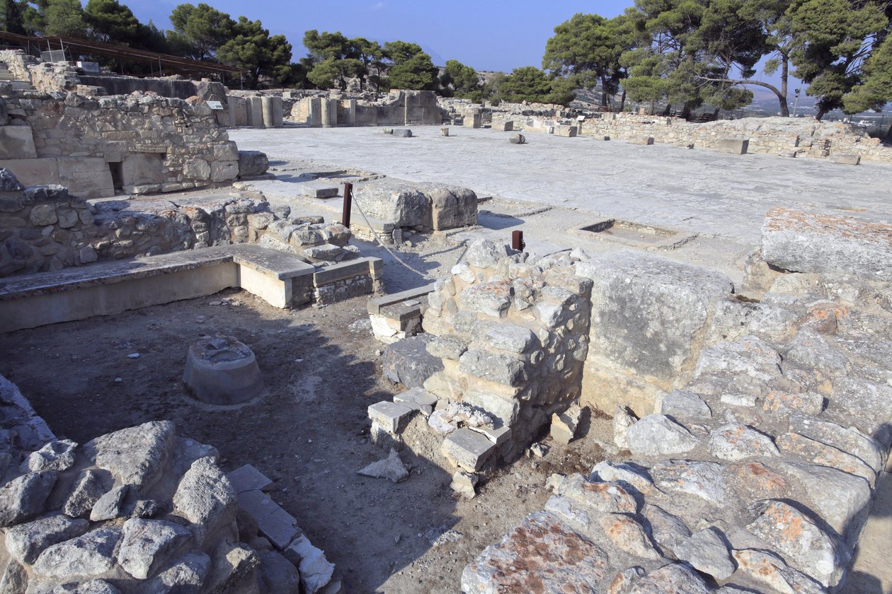 Det minoiske arkæologiske sted Phaistos. Central domstol og "" bænkhelligdom"": lille og rektangulært rum med lave bænke, der løber rundt om væggene for at understøtte kultobjekter og gudsfigur. På nogle af dem fandt man kvindefigur, rituelle kar, en af Minoan