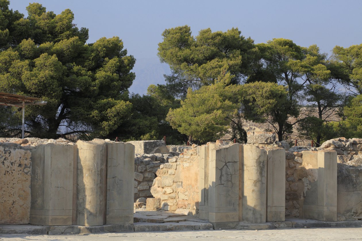 Det minoiske arkæologiske sted Phaistos. Porten til den nordlige fløj, der åbner for den centrale domstol. Den nordlige fløj er den vigtigste fløj af paladset, fordi den menes at have huset "" Royal Apartments "". Gateway, der fører til komplekset af " af Minoan