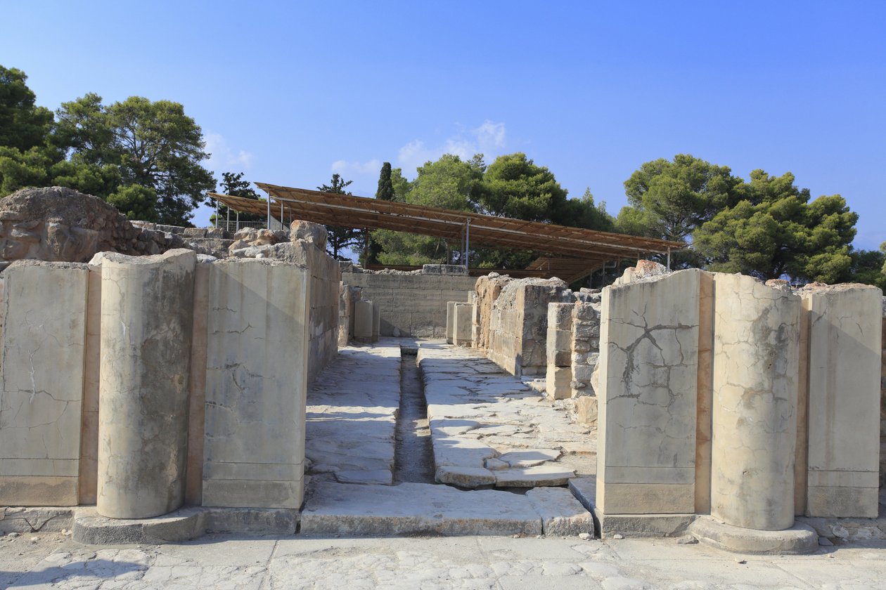 Det minoiske arkæologiske sted Phaistos. Porten til den nordlige fløj, der åbner for den centrale domstol. Den nordlige fløj er den vigtigste fløj af paladset, fordi den menes at have huset "" Royal Apartments "". Gateway, der fører til komplekset af " af Minoan