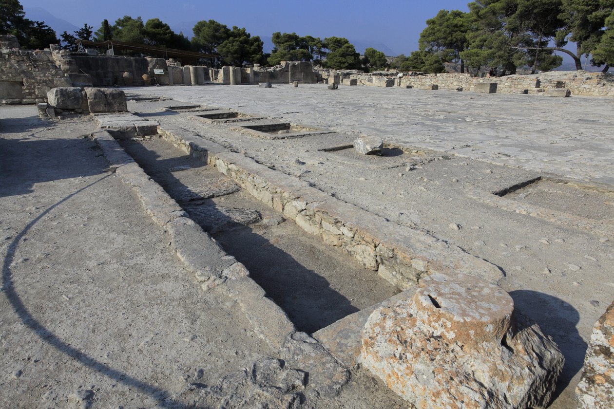 Det minoiske arkæologiske sted Phaistos. Generelt billede af den centrale domstol fra helligdommene i den vestlige fløj. Den centrale domstol er et grundlæggende arkitektonisk element i Minoen-paladset. Det er en kerne, som de forskellige vinge er sat omkr af Minoan