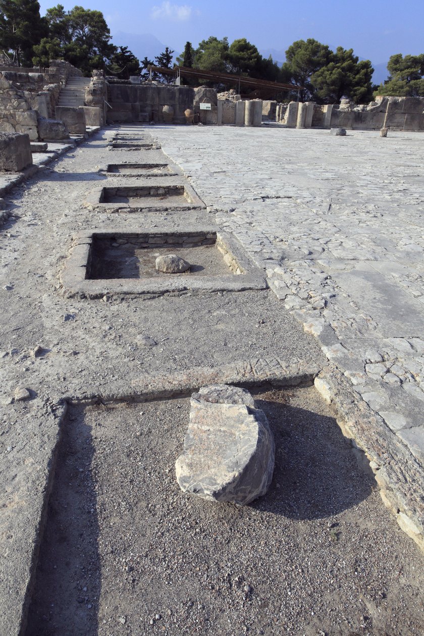 Det minoiske arkæologiske sted Phaistos. Generelt billede af den centrale domstol fra helligdommene i den vestlige fløj. Den centrale domstol er et grundlæggende arkitektonisk element i Minoen-paladset. Det er en kerne, som de forskellige vinge er sat omkr af Minoan