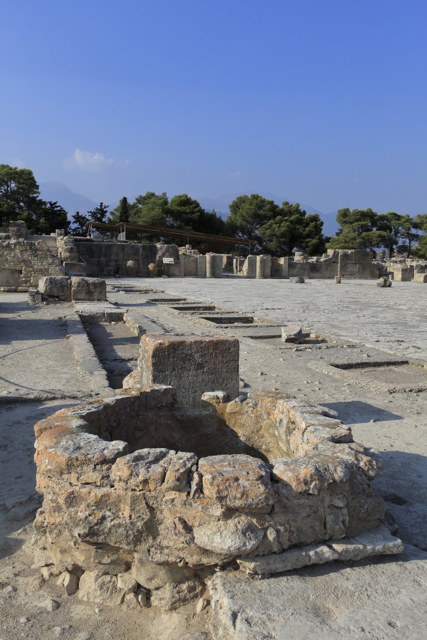 Det minoiske arkæologiske sted Phaistos. Generelt billede af den centrale domstol fra helligdommene i den vestlige fløj. Den centrale domstol er et grundlæggende arkitektonisk element i Minoen-paladset. Det er en kerne, som de forskellige vinge er sat omkr af Minoan