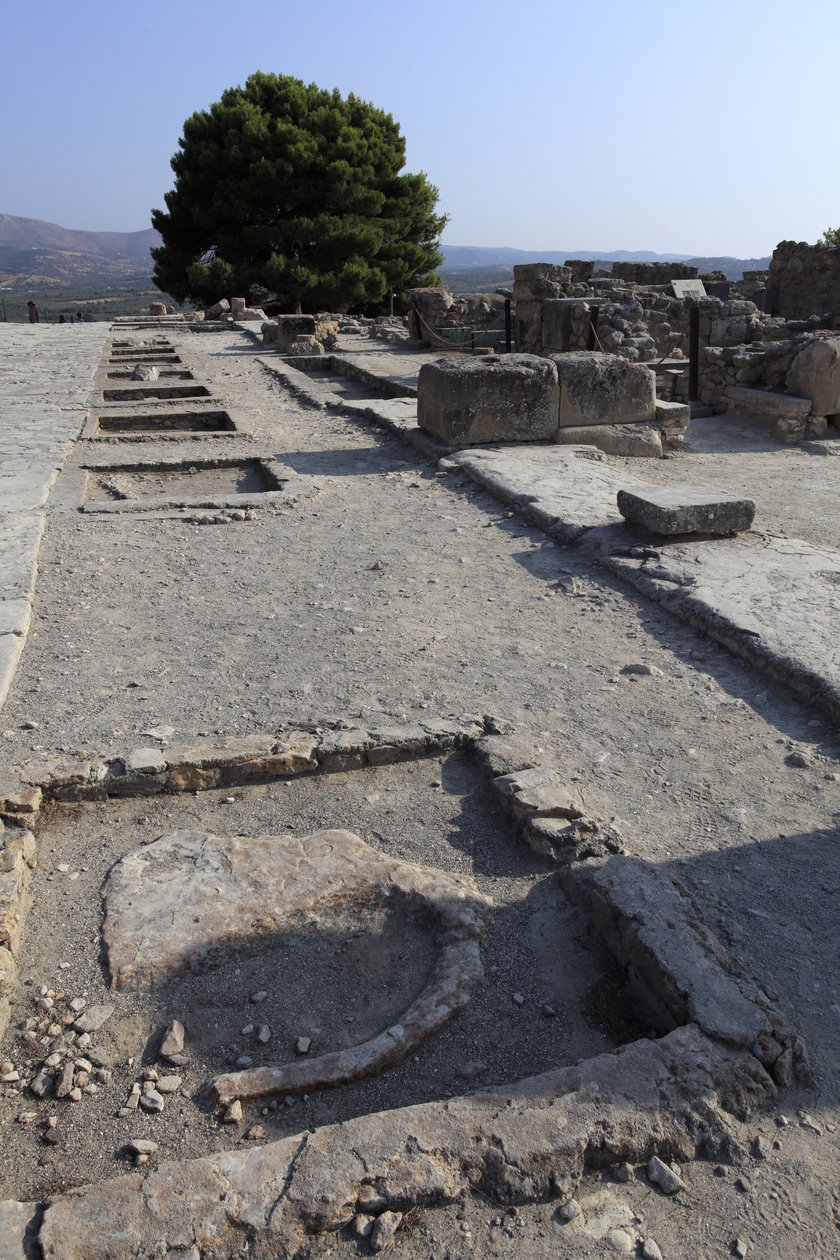 Det minoiske arkæologiske sted Phaistos. Generelt billede af den vestlige fløjs helligdomme langs den centrale hof fra nordfløjen. Der var to typer helligdom: "Bench shrine" og "Lutral Basin"". "" bænkhelligdommen"" var et lille og rektangulært rum med lav af Minoan