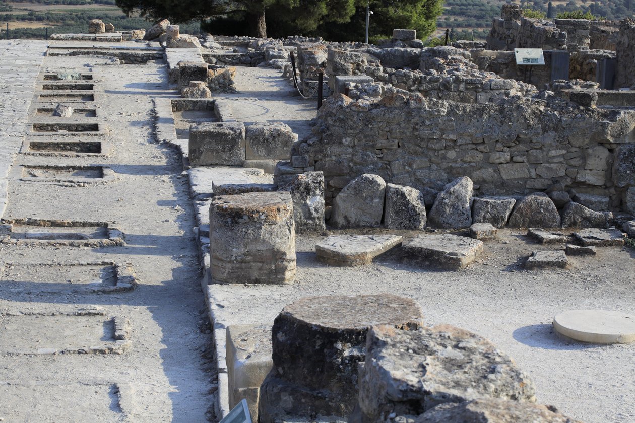 Det minoiske arkæologiske sted Phaistos. Generelt billede af den vestlige fløjs helligdomme langs den centrale hof fra nordfløjen. Der var to typer helligdom: "Bench shrine" og "Lutral Basin"". "" bænkhelligdommen"" var et lille og rektangulært rum med lav af Minoan