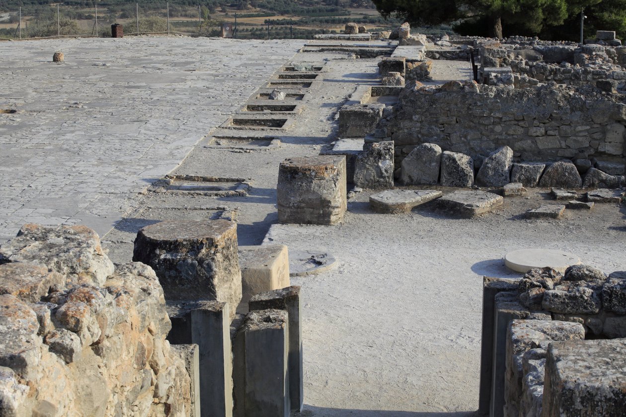 Det minoiske arkæologiske sted Phaistos. Generelt billede af den vestlige fløjs helligdomme langs den centrale hof fra nordfløjen. Der var to typer helligdom: "Bench shrine" og "Lutral Basin"". "" bænkhelligdommen"" var et lille og rektangulært rum med lav af Minoan