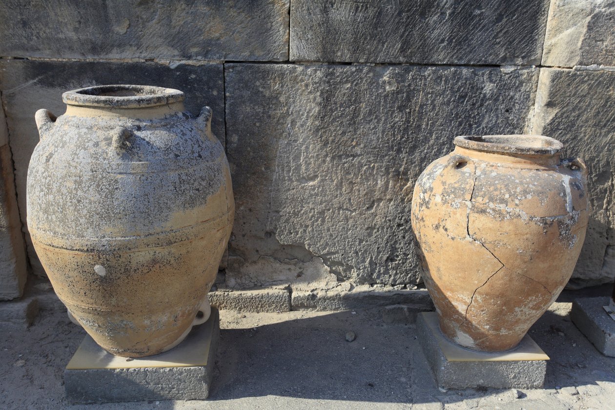 Det minoiske arkæologiske sted Phaistos. Stor pithoi (opbevaringskrukke), fundet ved den centrale domstol. Kreta. af Minoan