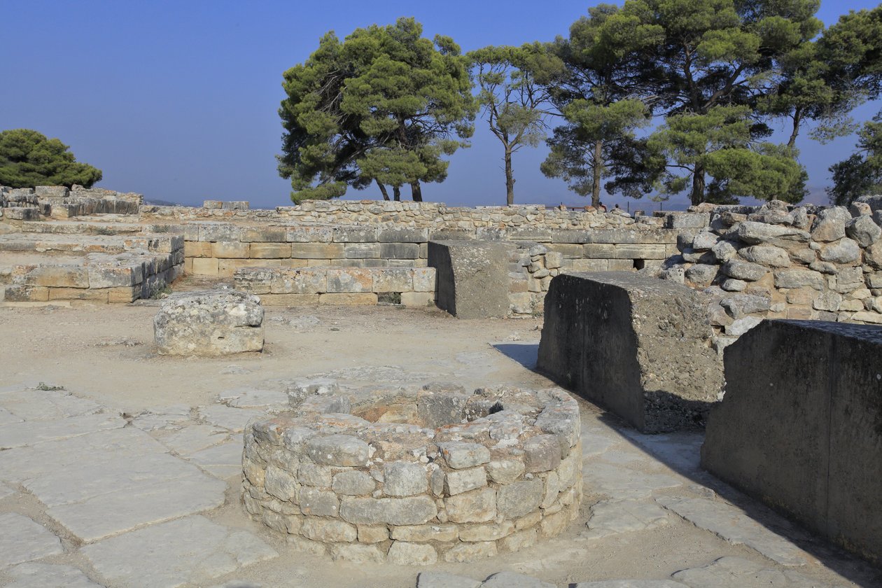Det minoiske arkæologiske sted Phaistos. En del af North East Complex. Kompleks med fire værelser, der støder op til det gamle palads. Disse rum blev brugt til at opbevare værdifulde rituelle kar. Den berømte "" Phaistos-skive"" med hieroglyfisk skrift ble af Minoan