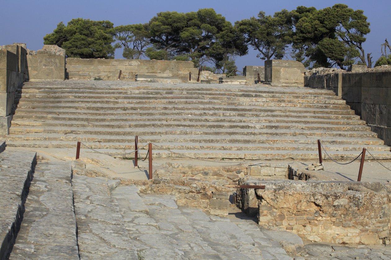 Det minoiske arkæologiske sted Phaistos. Trappe, der starter i den vestlige gård og fører til The Propylaea, rektor og den mest imponerende indgang til det nye palads og trapper, som dannede sæderne for teatralområdet, brugt til religiøse begivenheder og f af Minoan