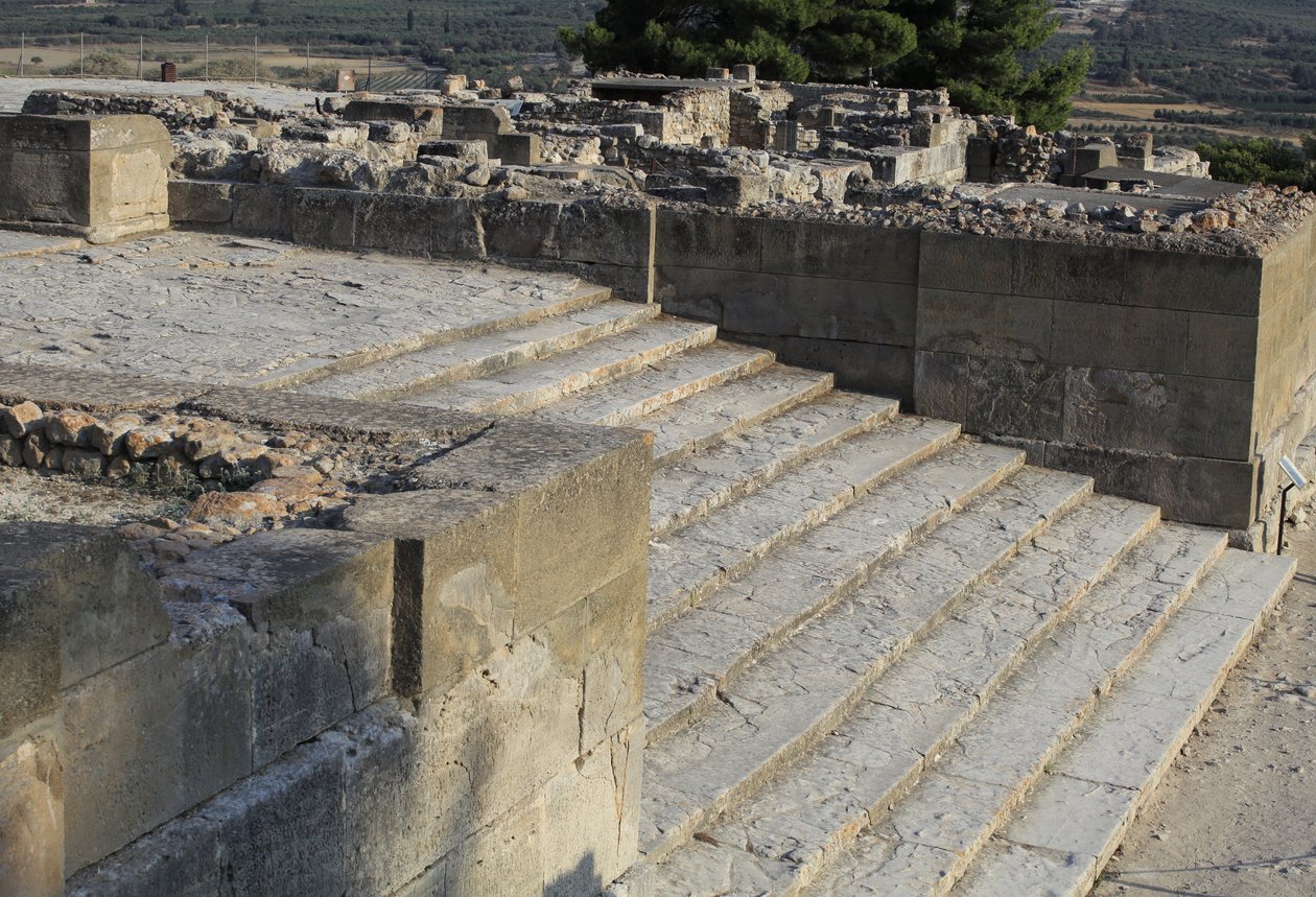 Det minoiske arkæologiske sted Phaistos. Trappe, der starter i den vestlige gård og fører til The Propylaea, den vigtigste og mest imponerende indgang til det nye palads (1700-1450 f.Kr.). Phaistos, Kreta. af Minoan