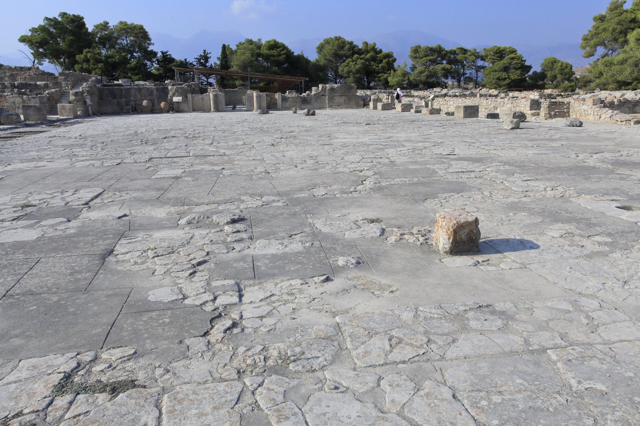 Det minoiske arkæologiske sted Phaistos. Den centrale domstol, et grundlæggende arkitektonisk element i Minoen-paladset. Det er en kerne, som de forskellige vinge er sat omkring. Denne centrale domstol blev bygget i det gamle palads tid (1900-1700 f.Kr.).  af Minoan