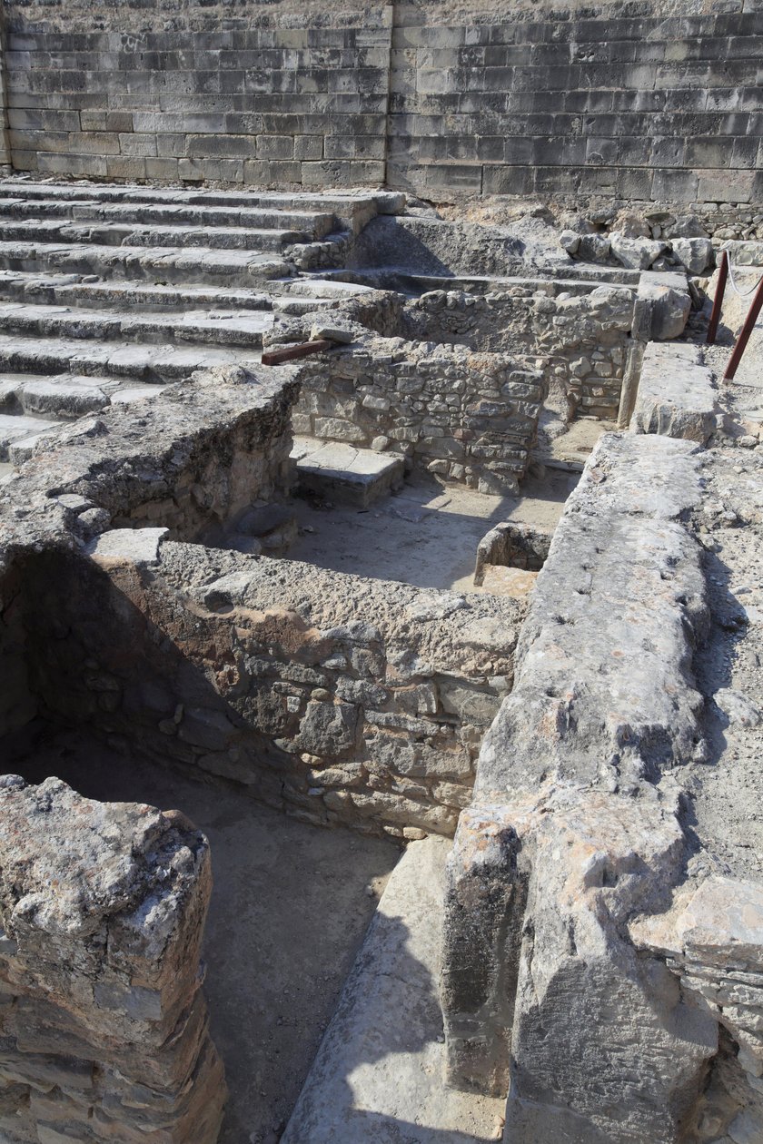 Det minoiske arkæologiske sted Phaistos. Trepartshelligdommen. Dette kompleks af værelser foran paladset var en lille helligdom. Phaistos, Kreta. af Minoan