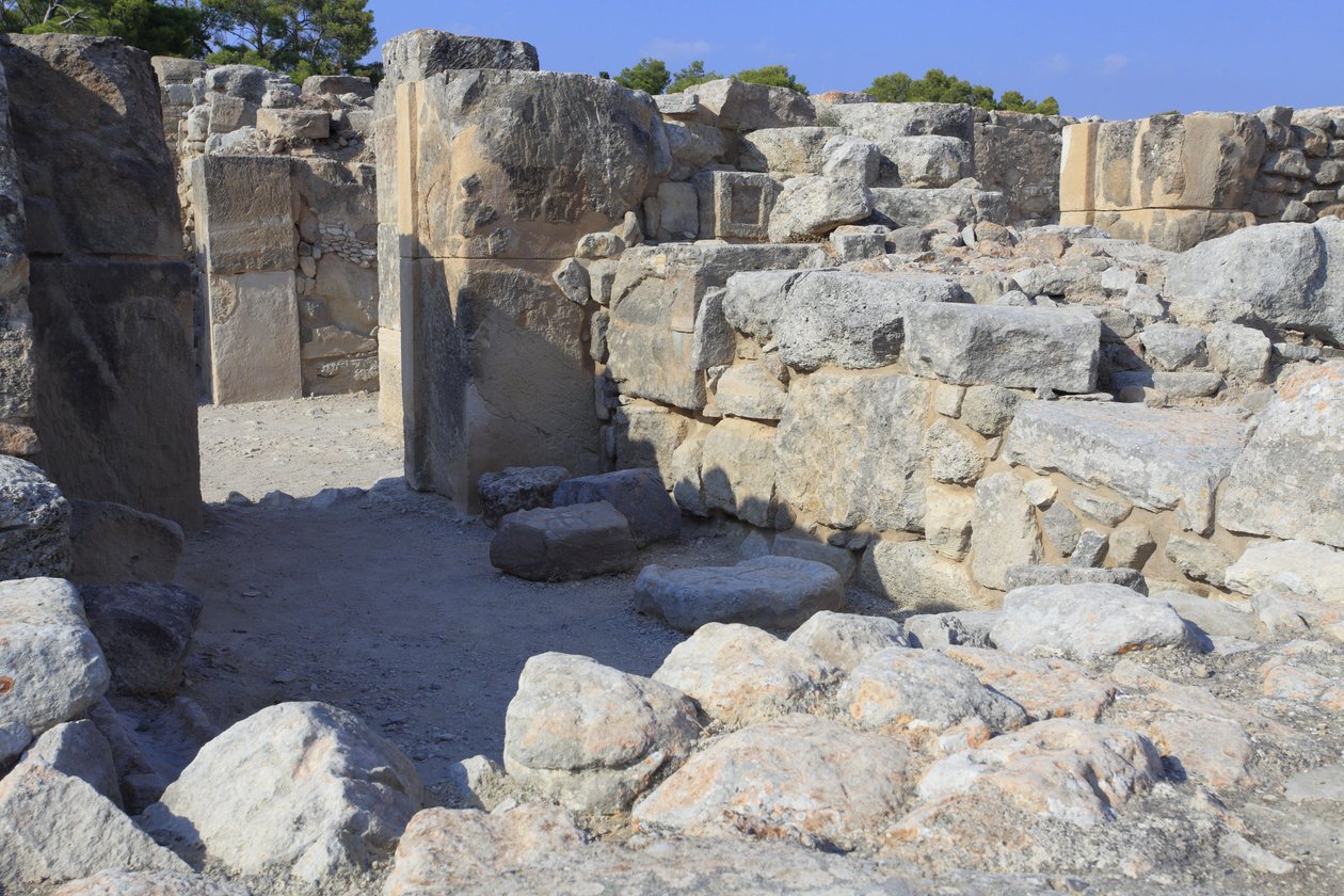 Det minoiske arkæologiske sted Phaistos. Vestmagasinerne. Stort kompleks af paladsets lagerrum. Udsigt over nogle af de 11 magasiner, hvor paladsets varer blev opbevaret (1900-1700 f.Kr.) Phaistos, Kreta. af Minoan