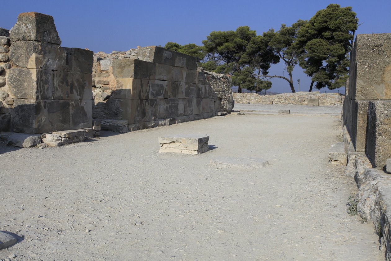 Minoan arkæologisk sted for Phaistos. West -magasinerne. Stort kompleks af paladserummet. Det består af antikammeret, korridoren for opbevaringsrummet og opbevaringsrummet selv. Til højre og venstre for korridoren var 11 magasiner, hvor t af Minoan