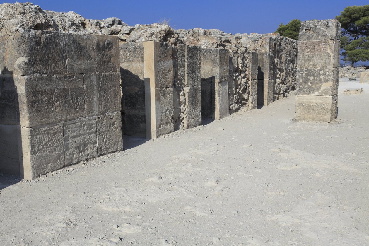 Det minoiske arkæologiske sted Phaistos. Vestmagasinerne. Stort kompleks af paladsets lagerrum. Den består af forkammeret, korridoren i lagerrummene og selve lagerrummene. Til højre og venstre for korridoren var der 11 magasiner, hvori t af Minoan