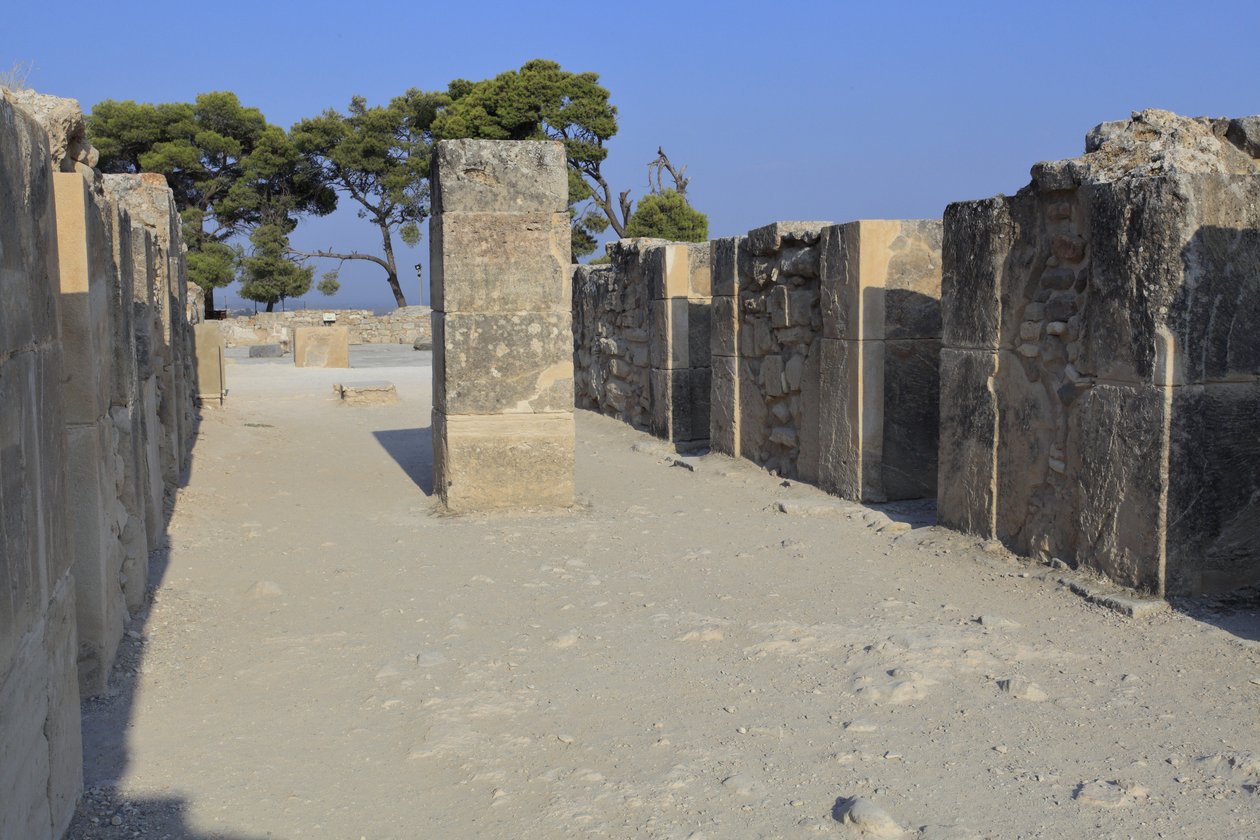 Det minoiske arkæologiske sted Phaistos. Vestmagasinerne. Stort kompleks af paladsets lagerrum. Den består af forkammeret, korridoren i lagerrummene og selve lagerrummene. Til højre og venstre for korridoren var der 11 magasiner, hvori t af Minoan