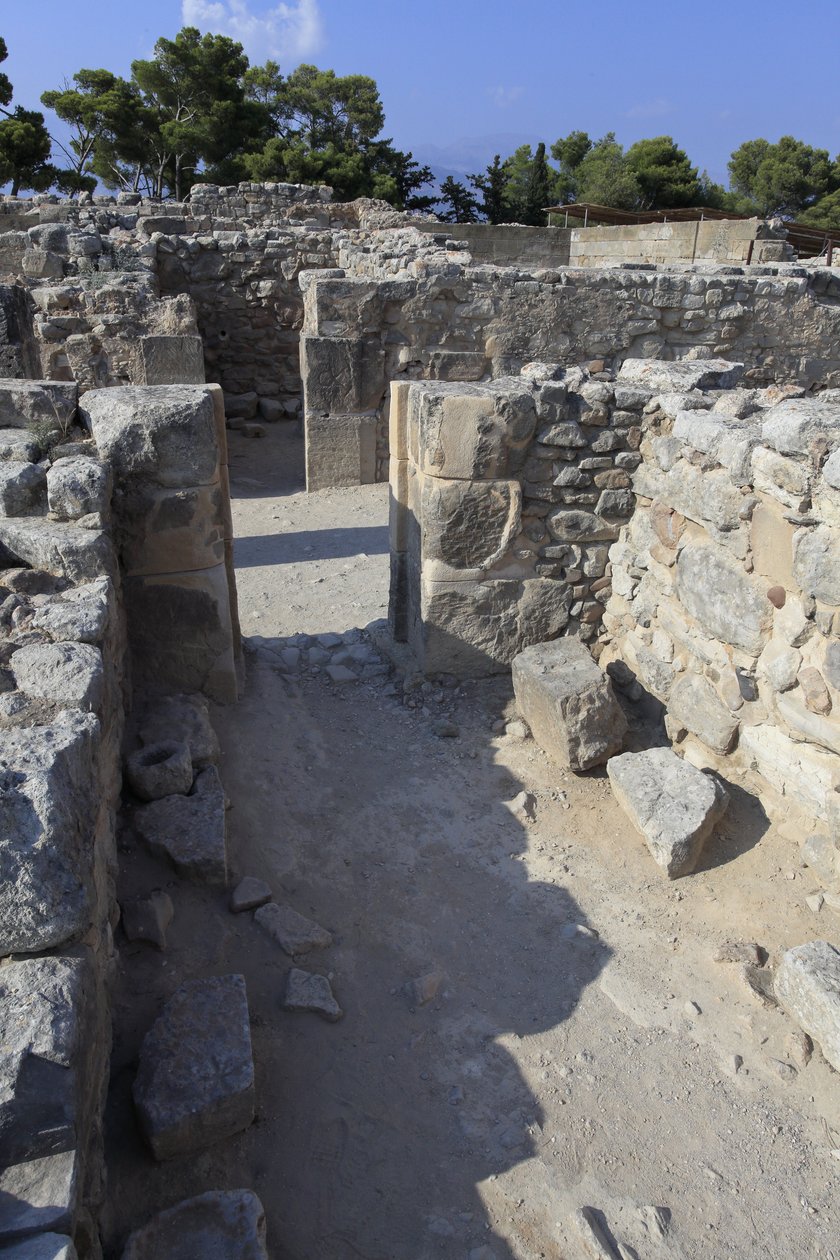 Det minoiske arkæologiske sted Phaistos. Vestmagasinerne. Stort kompleks af paladsets lagerrum. Udsigt over nogle af de 11 magasiner, hvor paladsets varer blev opbevaret (1900-1700 f.Kr.) Phaistos, Kreta. af Minoan